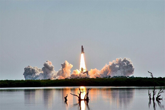 Image of a spaceship taking off